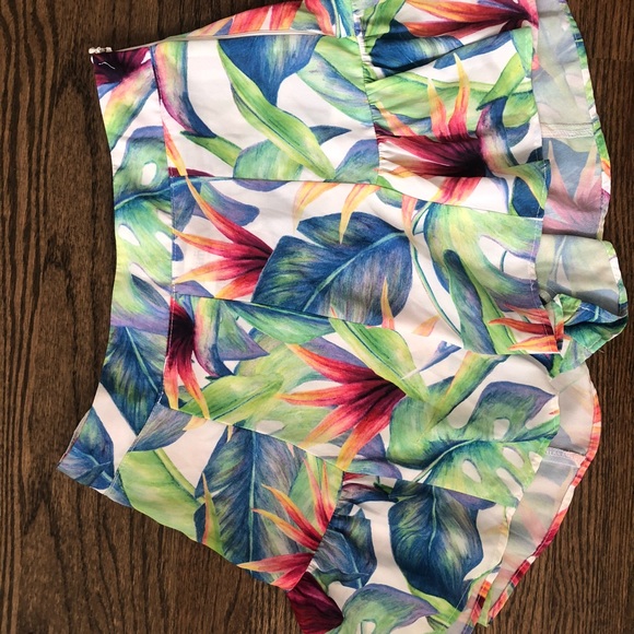 Show me your mumu Hawaiian set never worn. - Picture 3 of 3